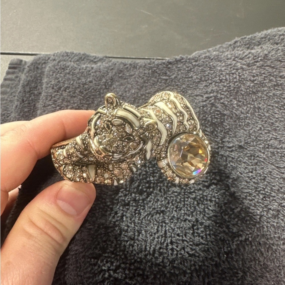 Heidi Daus Sparkling “Feline Fabulous” Tiger Brooch with Crystal Accent Size 7” - Picture 4 of 5